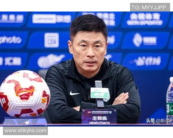 武汉队迎战大连一方全力争胜期待精彩对决展现足球魅力与团队精神