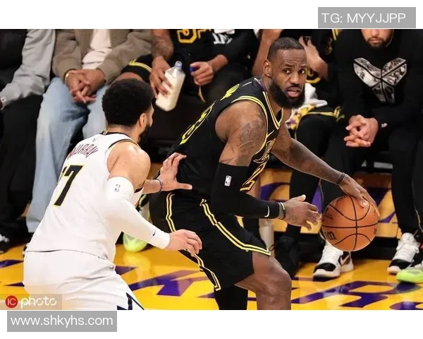 湖人对决掘金激战26号球迷期待精彩表现与绝佳战术较量